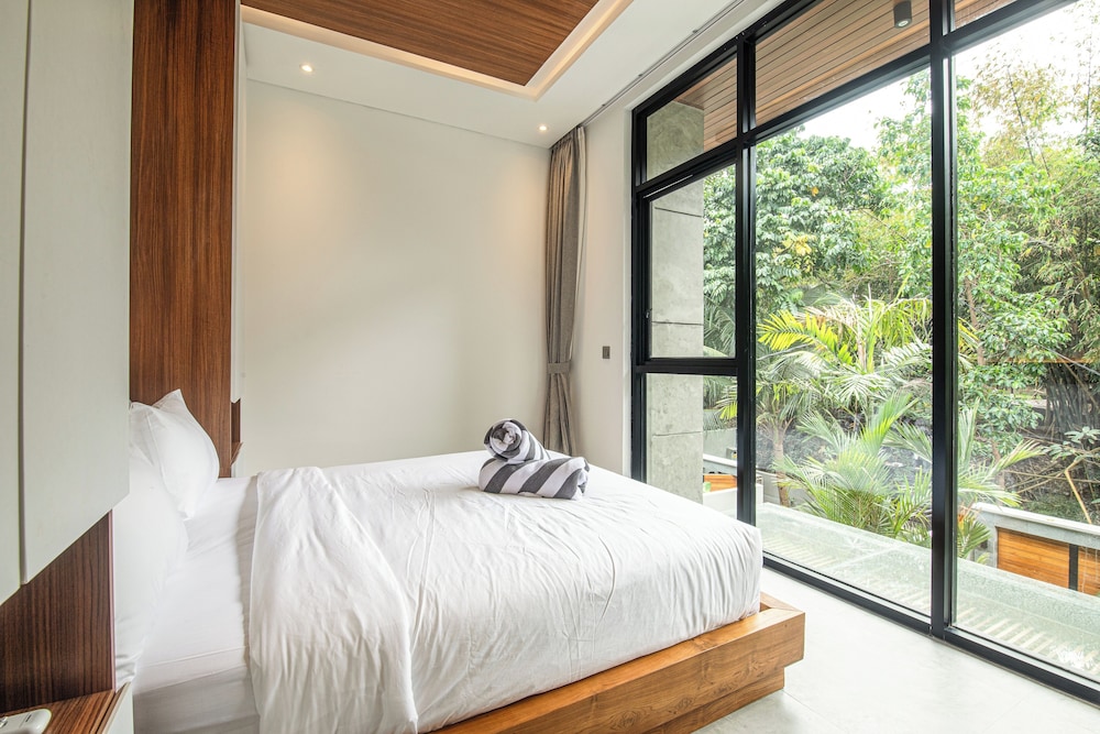 Elegant 5BR Canggu Villa 400m to Pristine Beach