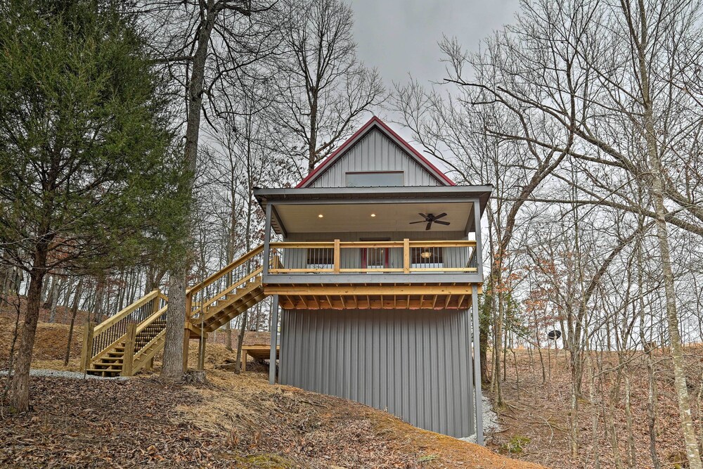 Cozy East Bernstadt Cabin w/ Porch  Fishing Lake! - Property Image 3
