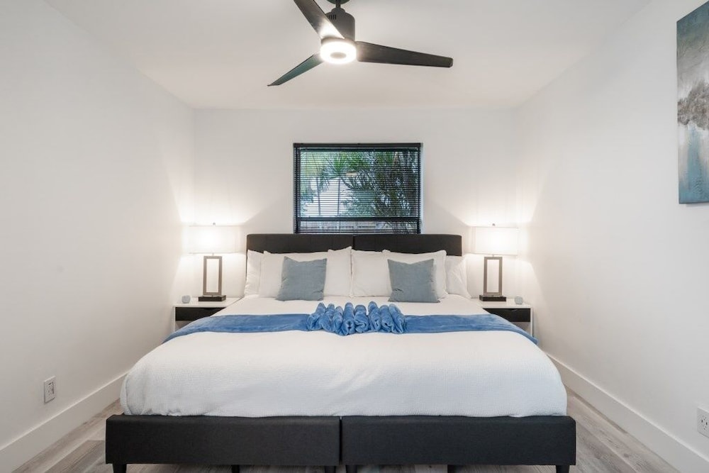 Fox Private Resort- Near Downtown & Beach 8 Bedroom Home