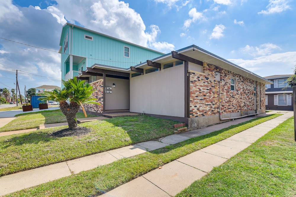 ~ 1 Mi to the Strand: Central Unit in Galveston!