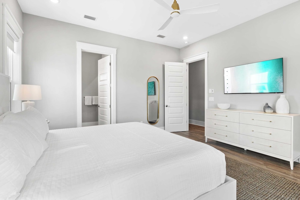 2 Homes in Inlet Beach by Avantstay Sleeps 24, Walk to Beach, Free Golf Cart, Rooftop Decks, Pool Access