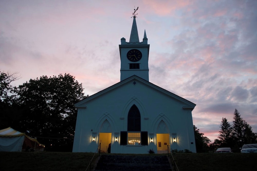 Cozy 2 BR by River- Crooked Steeple Hall