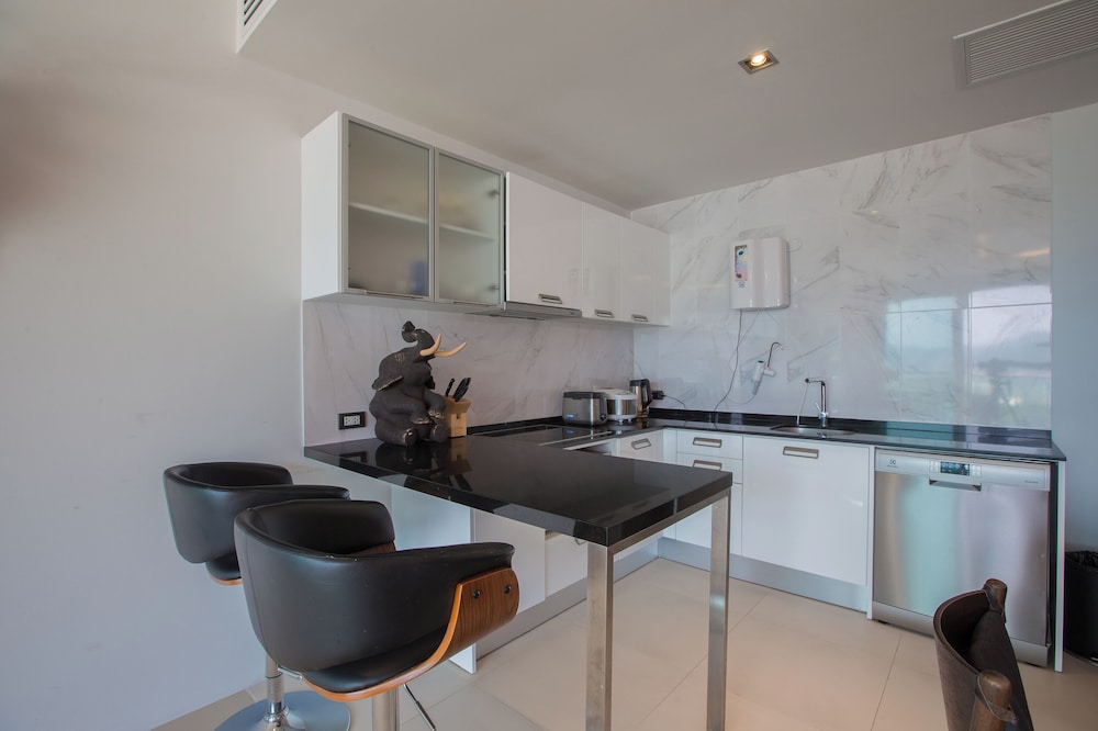 Emerald 702 - Triplex Penthouse With Stunning View