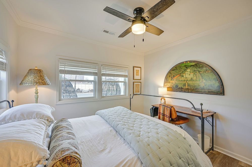 < 3 Mi to Dtwn: Modern Cottage in Greenville!