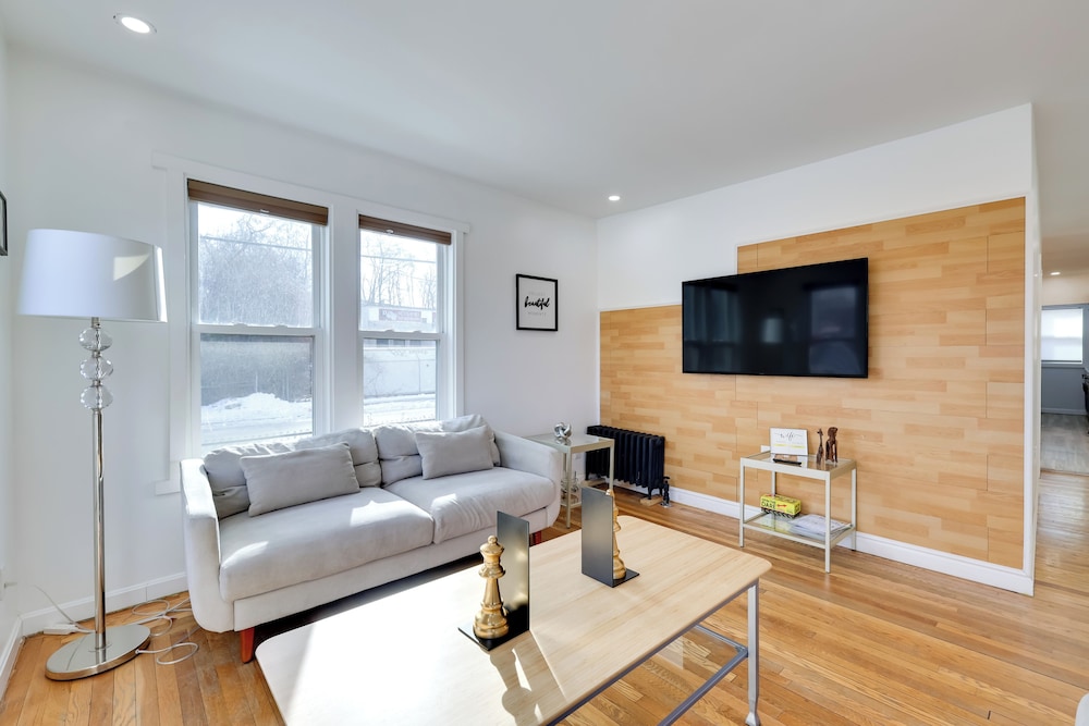 Walk to Roger Williams Park: Apt in Providence!