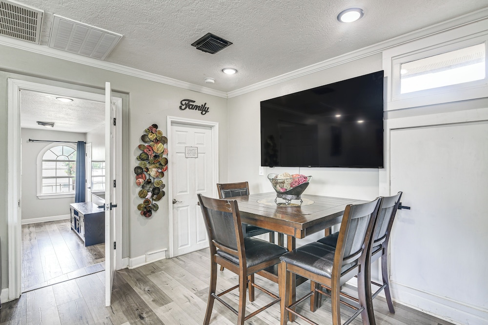Walkable Apt 2 Mi to Dtwn: Houston Retreat!
