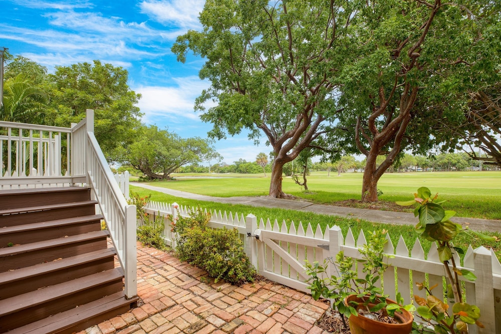 Keys to Paradise by Avantstay Balcony Pool Golf