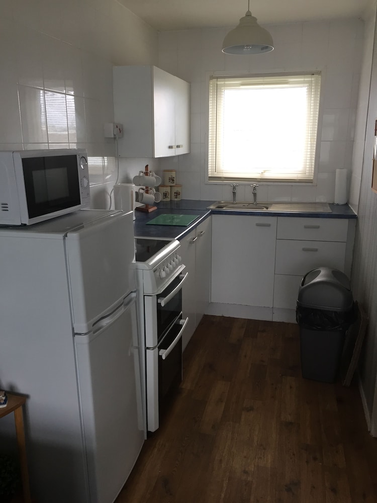 2 bed dog Friendly Chalet on Sunbeach Scratby view 4