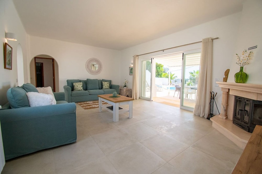 Pomba Beautifully Renovated With Heated Pool