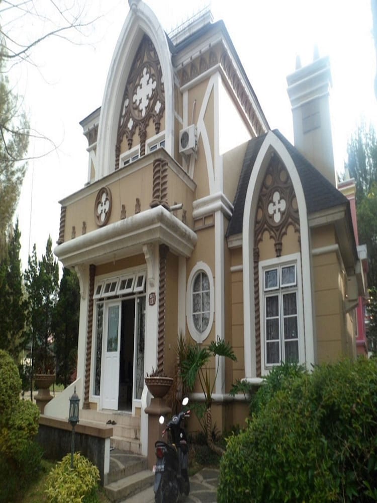Villa Kota Bunga Violet