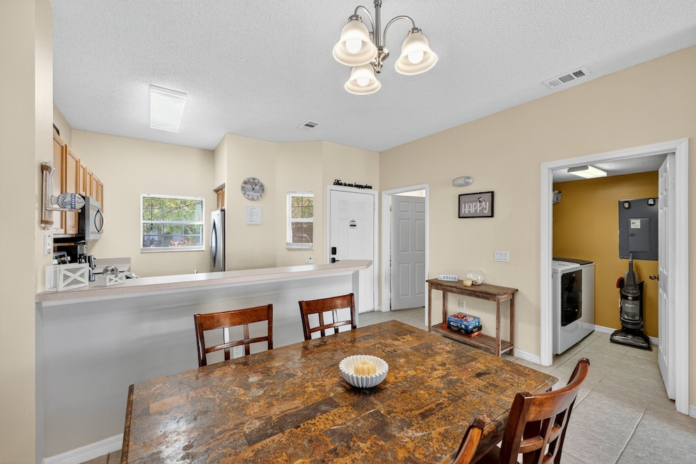 Modern Kissimmee Townhouse Near Disney 3 Bedroom Townhouse