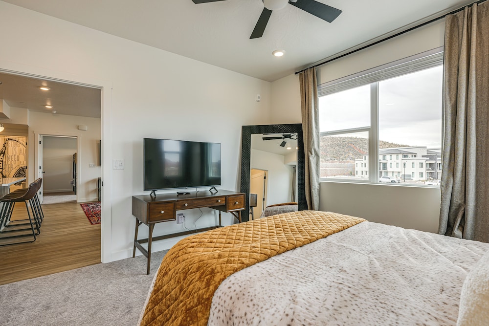 25 Mi to Zion: Rock 'n' Roll Condo w/ Mtn View!