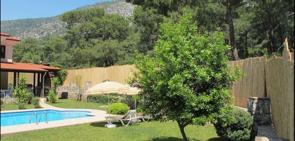 Villa AX08 by JoyLettings view 3