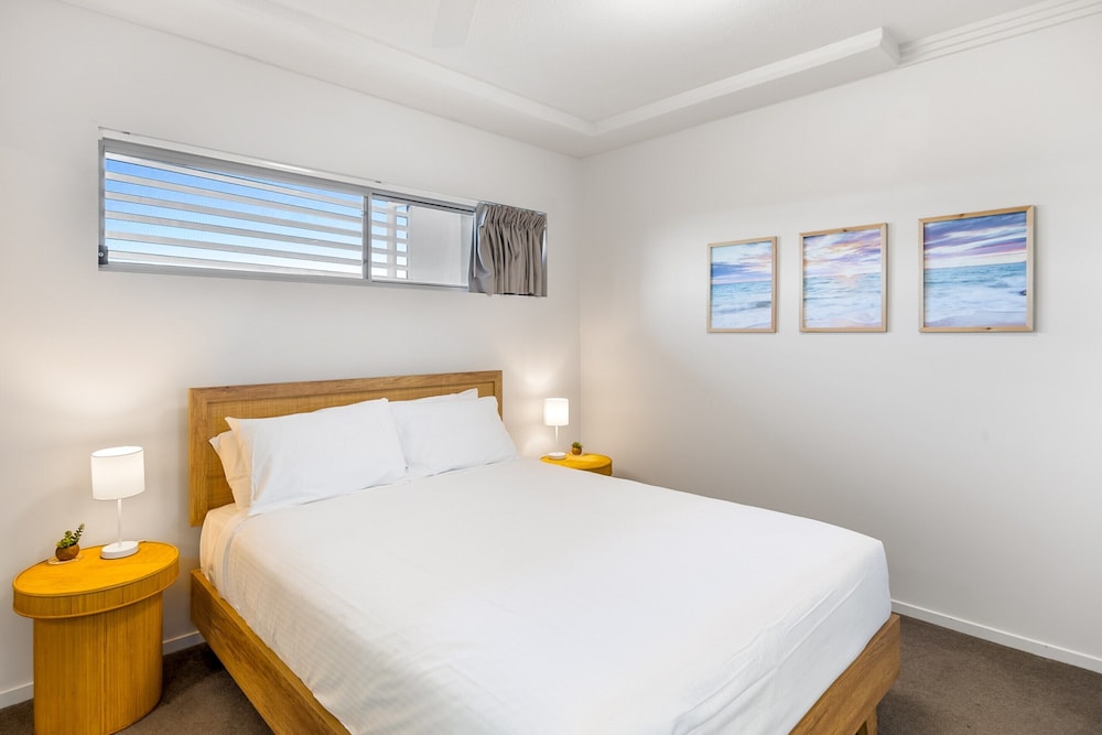 Birtinya 1-bed With Canal Views and Pool