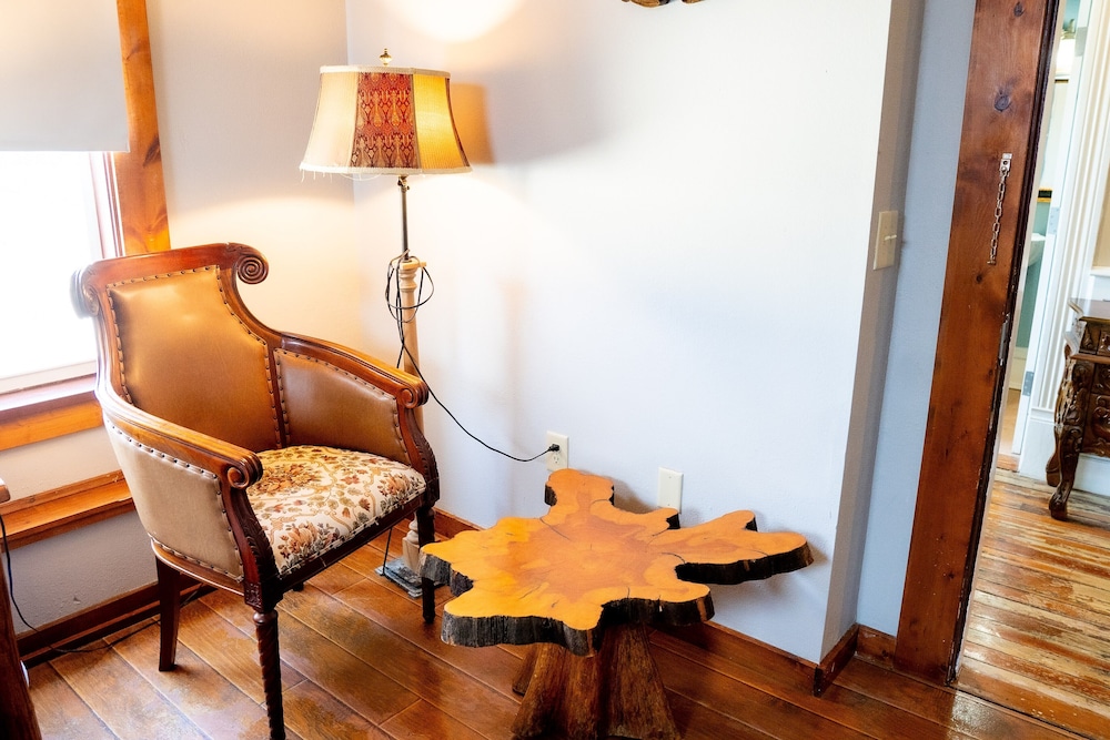 Oak Tree Hotel