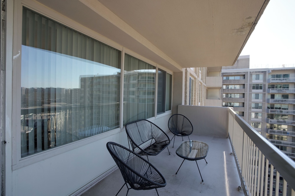 Stylish & Spacious 2BR in Crystal City