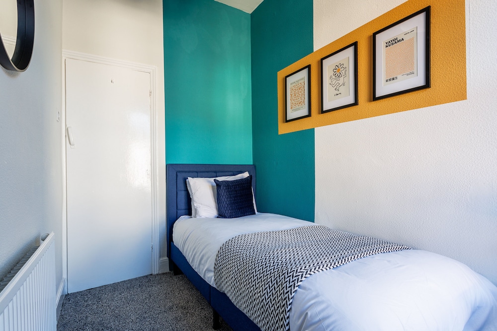 Darlington 4Bd Home: Modern Comfort & Free Parking