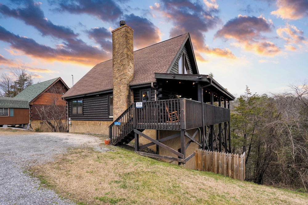 Mountains are Calling by Avantstay Sleeps 8 Hot Tub + Game Loft Located in Douglas Lake Resort