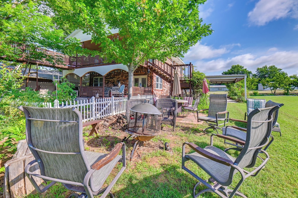 1 Mi to Boat Ramp: Lake Texoma Getaway w/ Deck
