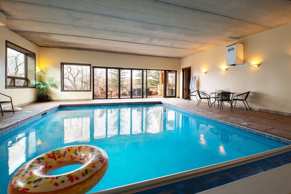 High Meadow by Avantstay Alpine Views w Indoor Pool Hot Tub Open Floor Plan