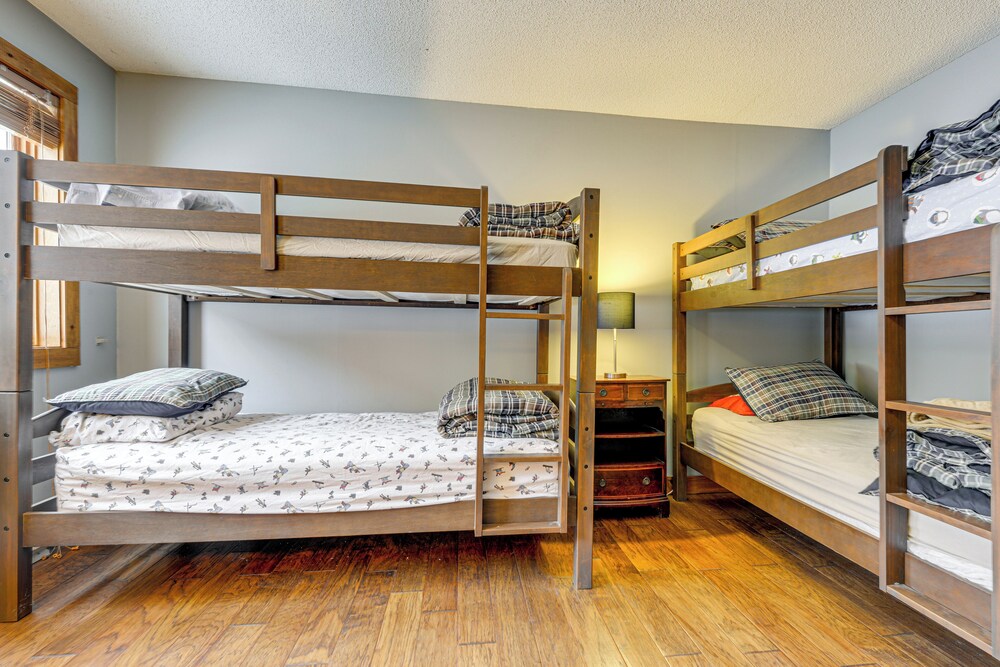 < 1 Mi to Mt Snow: Charming Condo w/ Fireplace