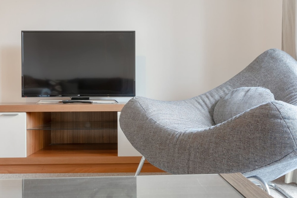 A Spacious 2 Bedroom Apartment In Aldgate East