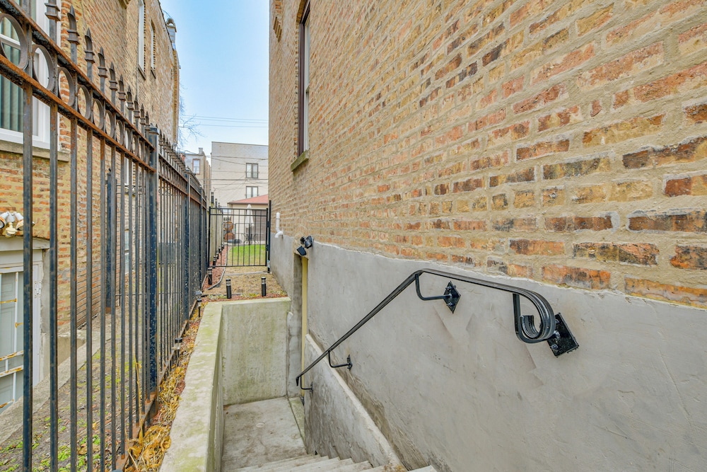 1 Mi to University of Chicago: Urban Escape!