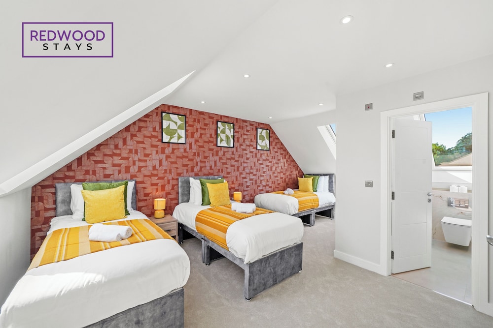 Cove Road Houses by Redwood Stays view 5