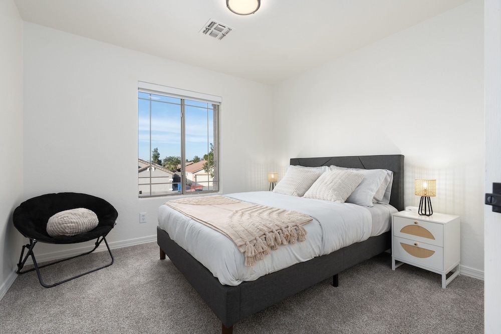 5 BD Gilbert Home 4 Min to Downtown