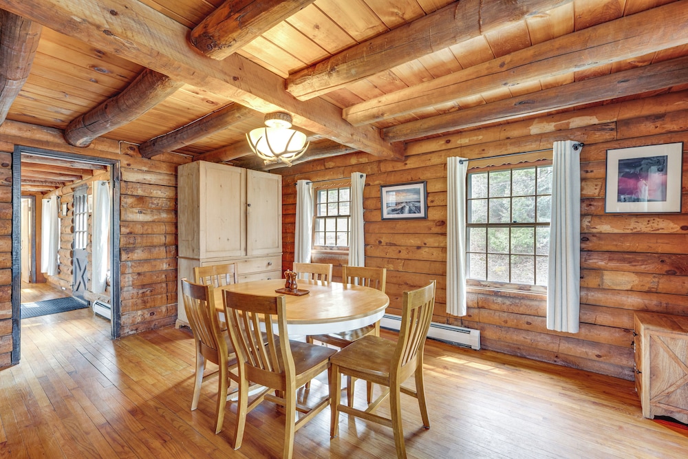2 Mi to Lake Willoughby: Peaceful Log Cabin!