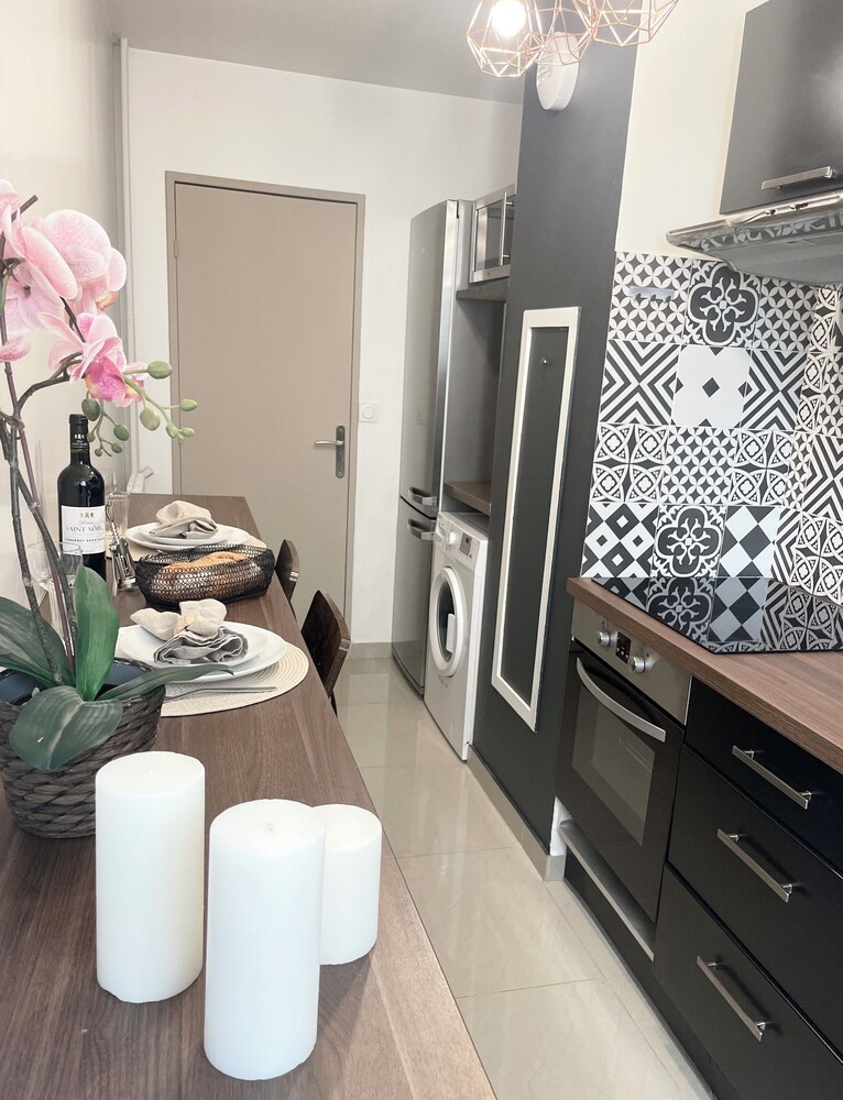 1593 Charonne