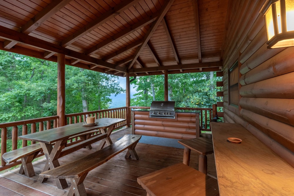Luxury 4200 Sqft Log Cabin on 50 Acres Sleeps 16