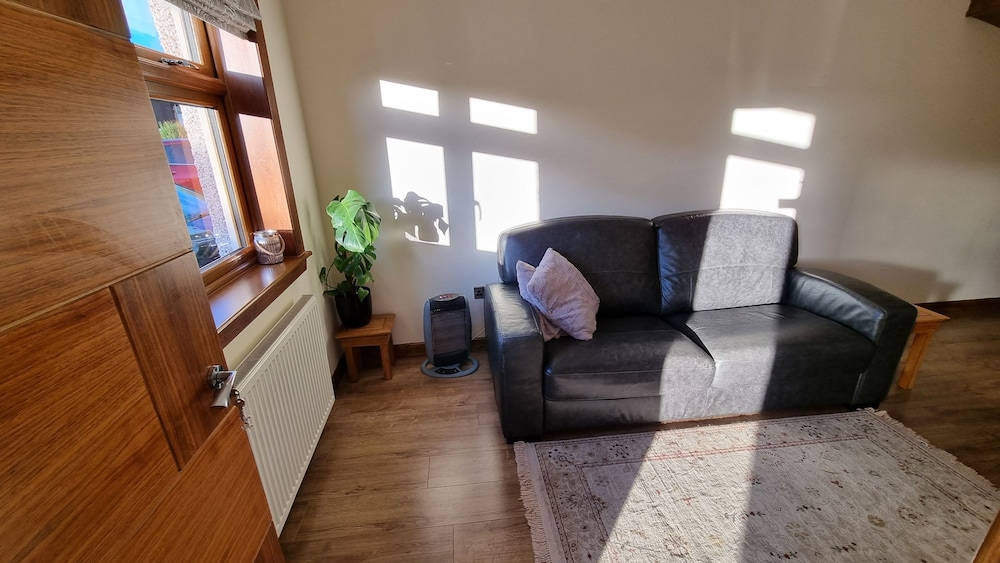 Captivating 1-bed Apartment in Edinburgh view 4
