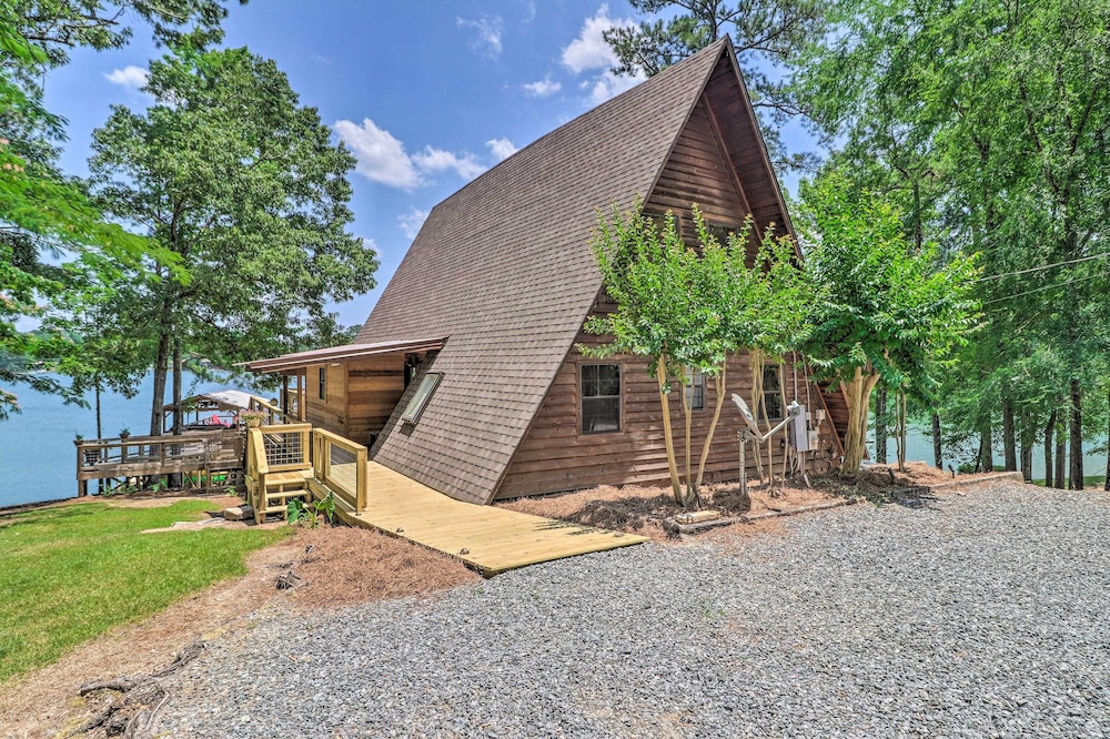 Lake Martin Cabin w/ Luxury Dock & Kayaks!