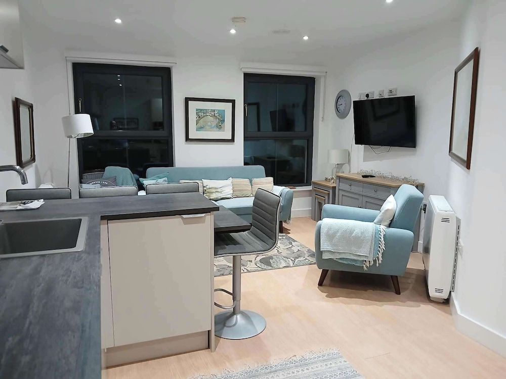 2 Bed-sleeps 5- Street Parking-3 Min to Beach
