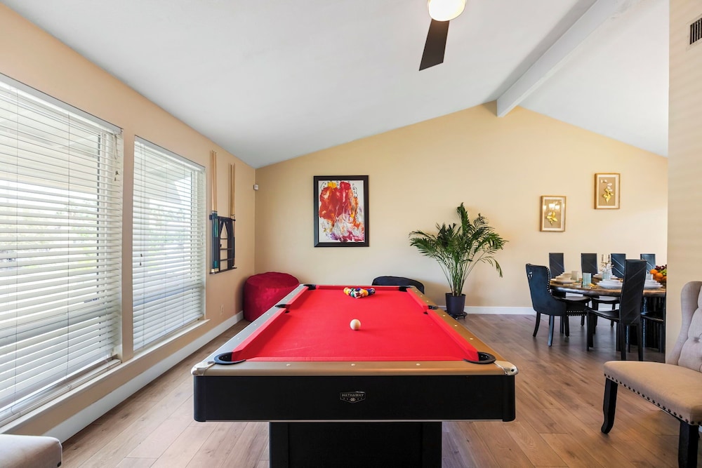 6 Beds 3 Baths Pool BBQ Near the Strip