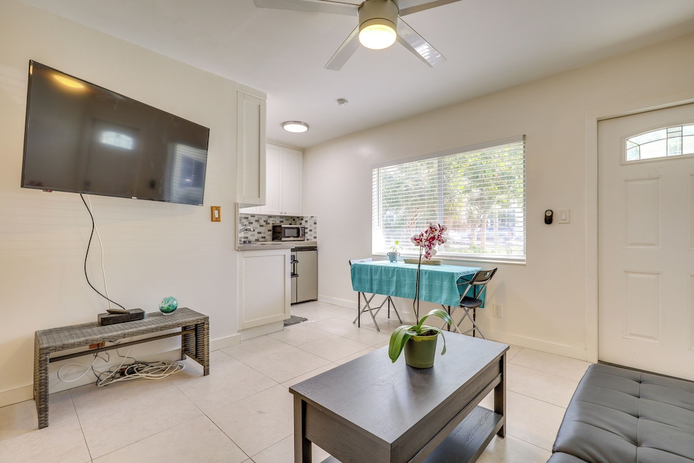Steps to Pompano Beach: Couple's Retreat w/ Patio!