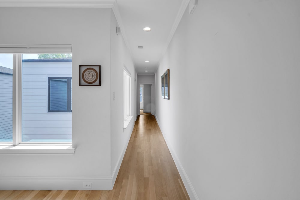 Modern 3br In Bishop Arts Walk To Shops & Dining 3 Bedroom Duplex