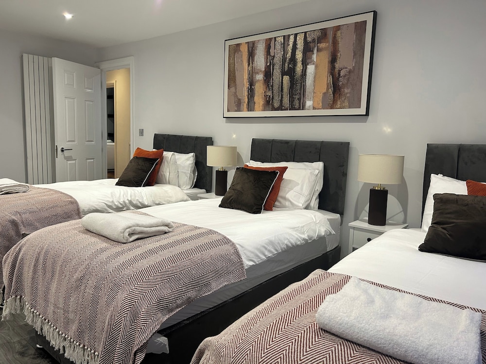Long Stay Friendly-family-wifi-parking-sleeps 6