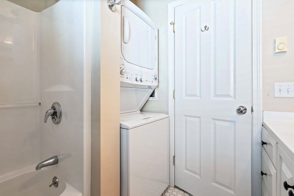 Captains Cottage Sleeps 6!