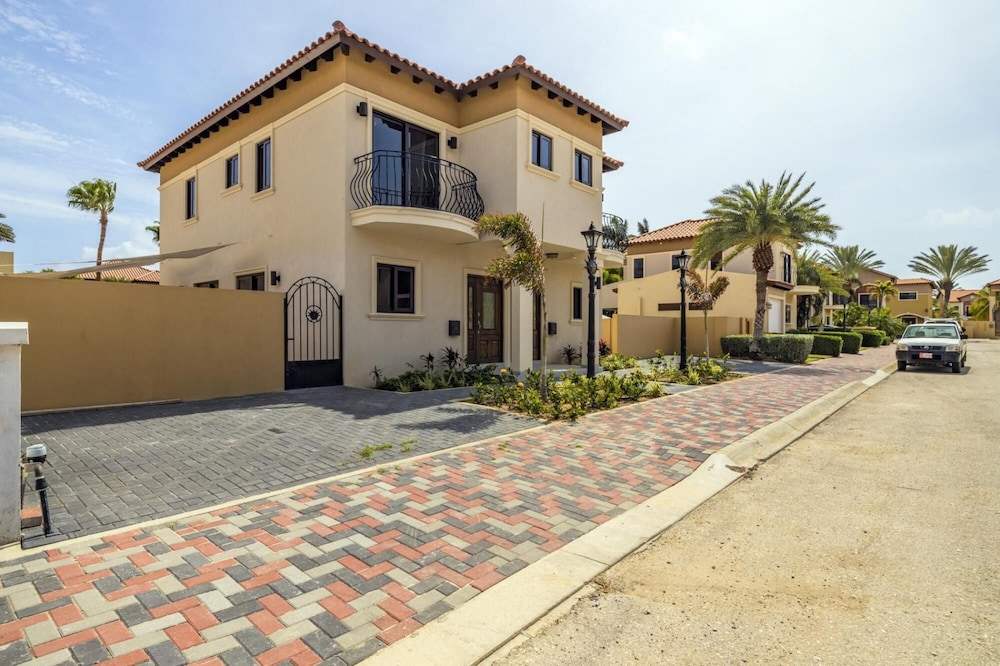NEW Modern 2 Bedroom Townhome Gold Coast