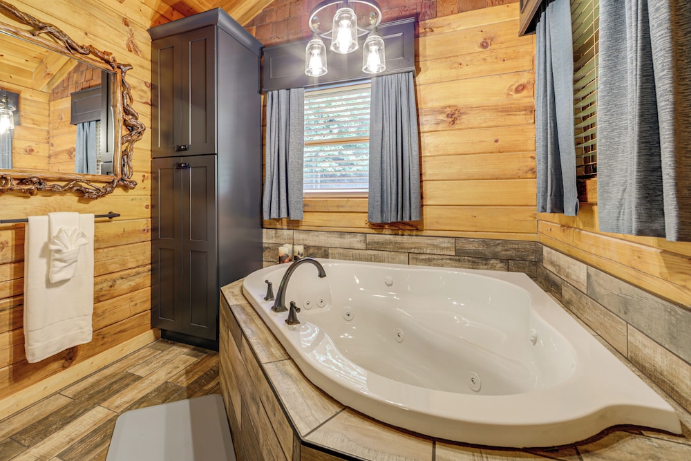 1 Mi to Dtwn Gatlinburg: Hot Tub Haven in Smokies!