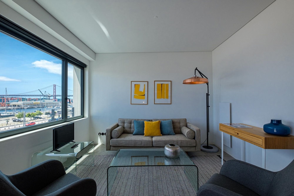 Nomad s 2bdr Riverside Lisbon view 3