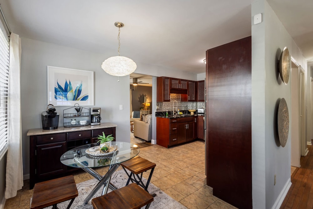 Hot Tub BBQ Retreat Spacious Backyard Pet-friendly
