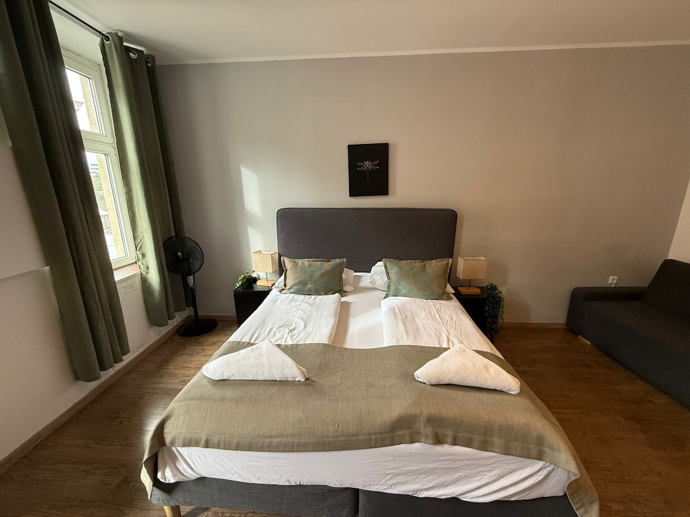 2BR Apartment 10 Min Walk to Westbahnhof