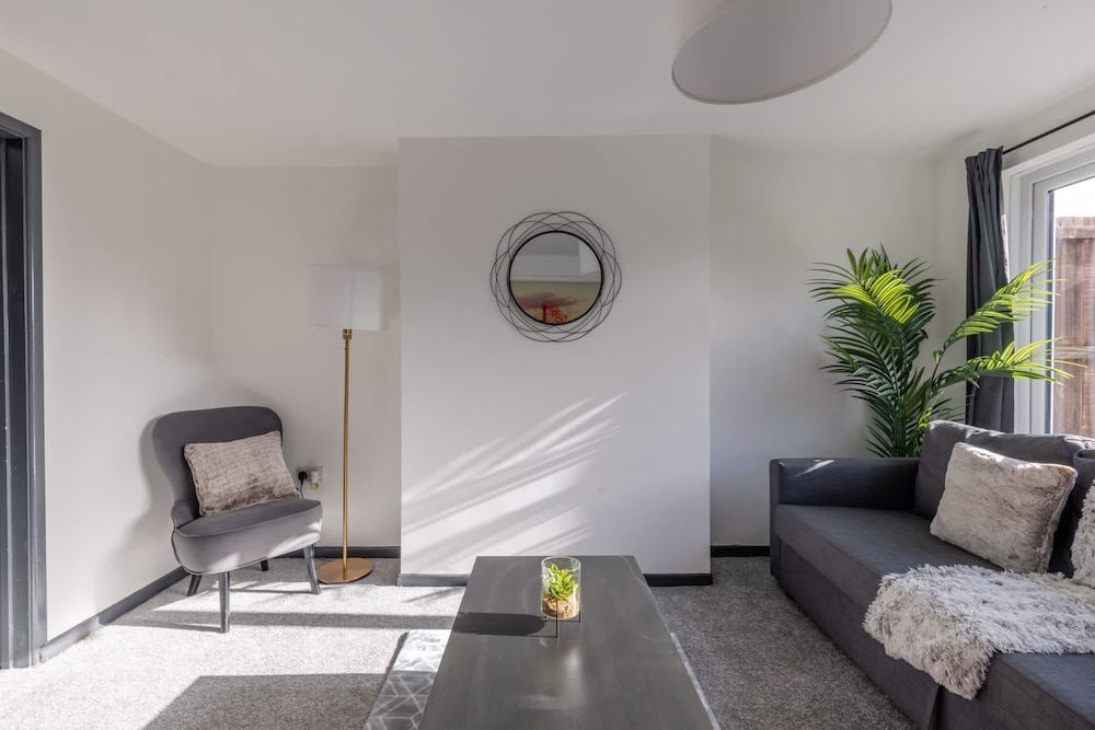 Modern 3 Bed House-free Parking