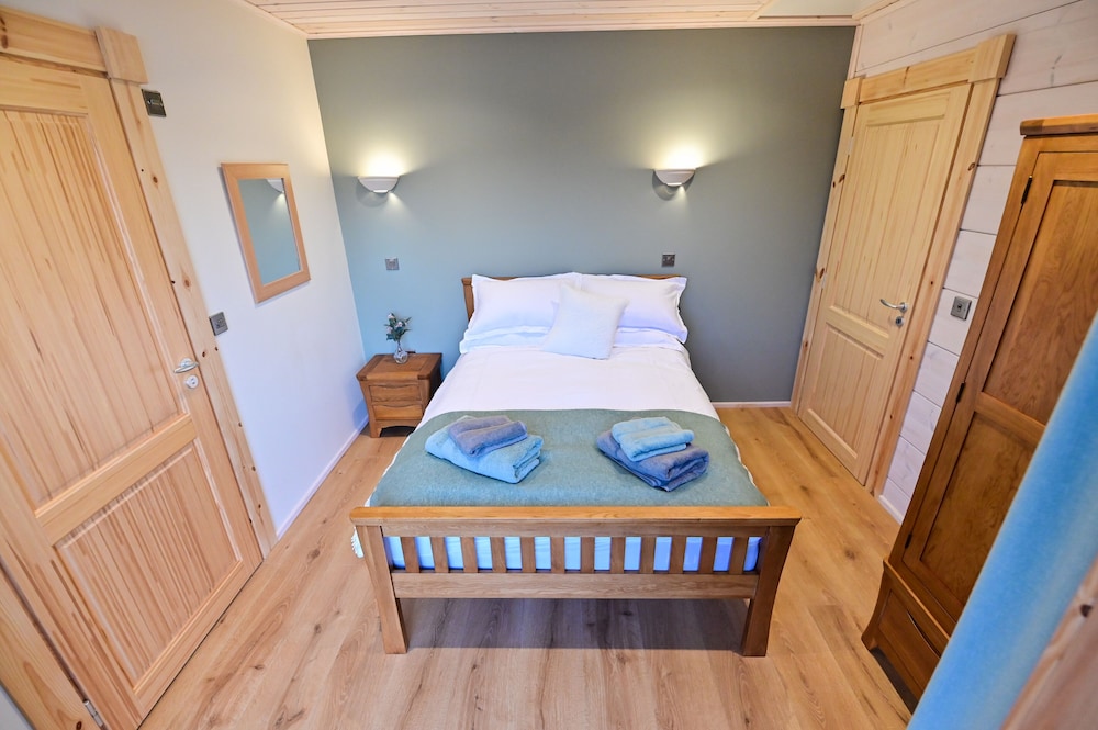 Cuddfan Lodge on a Gorgeous Private Lake view 4