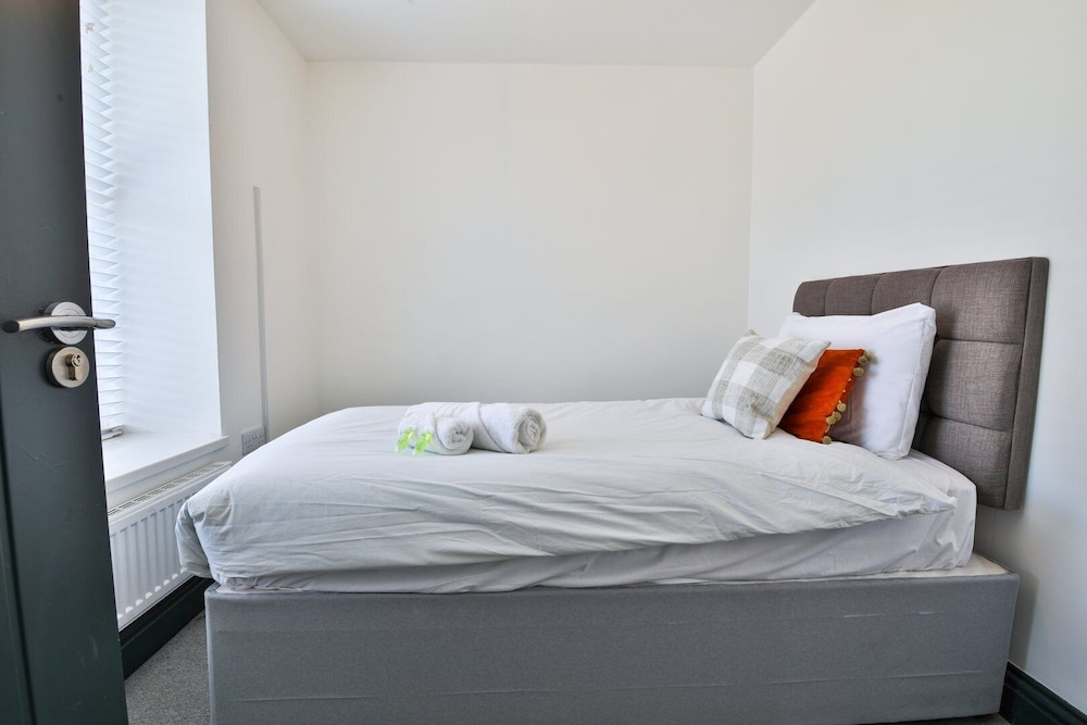 Bright 3-bed Swansea House + Parking
