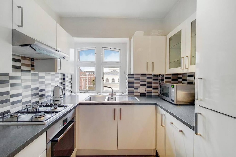 Amazing 2 Bedroom Apartment In Kensington view 3