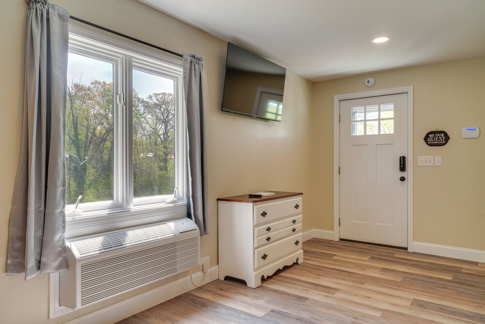 Studio Stay w/ Deck in Missouri Wine Country